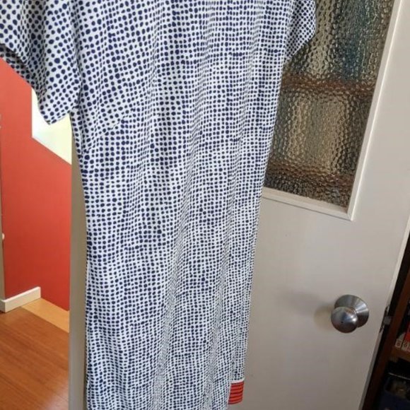Fun Lively Shift Dress, Short-sleeve Swingy Bold Hem, Great for Summer - Picture 3 of 15